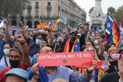 Diversos manifestants amb el puny alçat i llençant proclames contra el rei Felip VI a Pla de Palau.