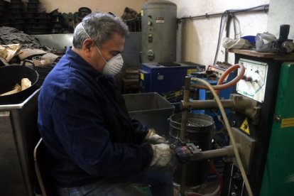 Un trabajador de la empresa suministros Carmelo, que ha reanudado la actividad, en Sant Martí de Tous.