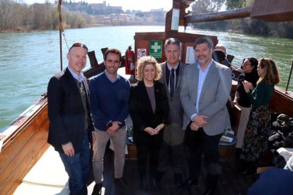 Pla picat de la foto de família dels representants de l'Ajuntament de Tortosa, la Cambra de Comerç i Airbnb sobre lo llaüt Lo Sirgador.