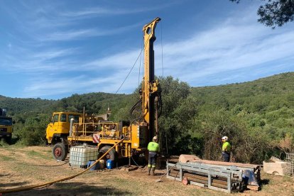 Imatge del sondeig d'aigua que s'està fent a la zona