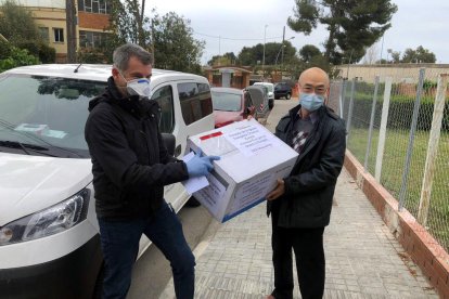 Pla general de la recollida d'una de les donacions que s'han fet als centres hospitalaris de Tortosa per part d'entitats i privats.