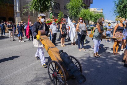 La vuelta del oficio a la salida de Sant Francesc, con Sant Roc, la Virgen, los abanderados y el cañón de las fiestas.