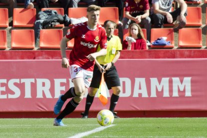 Pol Domingo, durant una acció en duel al Nou Estadi la passada temporada.