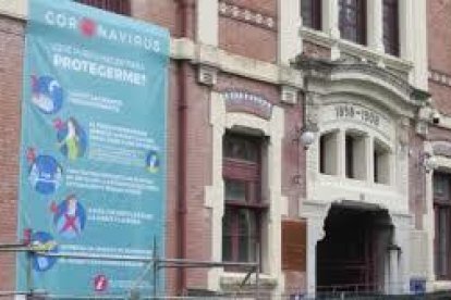 Cartell informatiu sobre el coronavirus en la façana de l'hospital de Basurto, en Bilbao