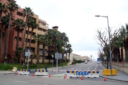 Bloques de hormigón instalados a uno de los accesos del núcleo de la Pineda, en Vila-seca, para evitar la entrada de vehículos.