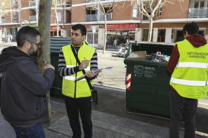 Un equipo informa a los que se acercan con la basura sobre cómo se tienen que separar y depositar los residuos.