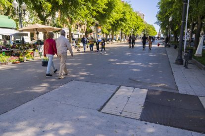 Imagen que ofrecía la Rambla ayer por la mañana en el sector con asfalto y baldosas de la época de Recasens.