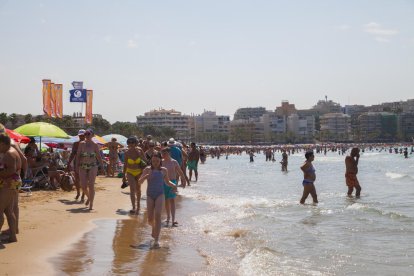 Imatge d'arxiu de la platja Jaume I de Salou plena de turistes al mes de juliol.