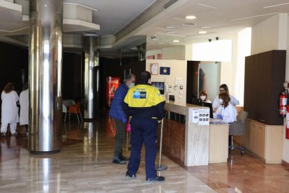 El primer usuario llegando en el Hotel SB Express, que se ha equipado con sistemas de higiene y donde desde primera hora trabajaba personal.