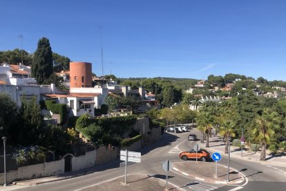 Uno de los accesos a Cala Romana donde se colocará un lector de matrículas para controlar los vehículos que entran y salen del barrio.