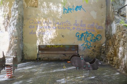 Aspecte de la plaça dels Natzarens amb les noves pintades que han aparegut aquests dies.