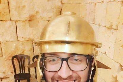 Hermán Pinedo, con un casco de soldado romano.