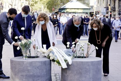 Torrent, Illa, Batet, Torra i Colau posant una flor en record i homenatge a les víctimes de l'atemptat del 17-A.