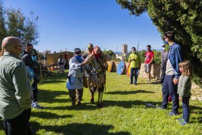 Un enfermo es atendido por el médico en un campamento militar de la época del Bajo Imperio romano.