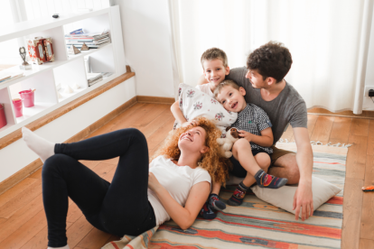 Imatge d'una família a l'interior de casa seva.