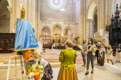 Ofrenda floral en los pies de la Virgen del Pilar.