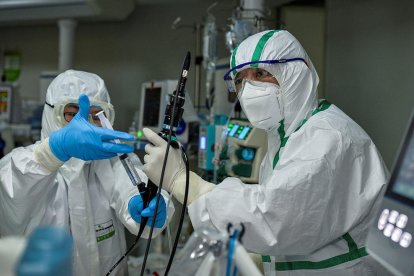 Personal médico a una unidad de cuidados|curas intensivos de un hospital chino dedicado al tratamiento de casos de coronavirus.