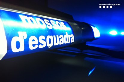 El detingut va acabar topant amb un vehicle dels Mossos d'Esquadra.