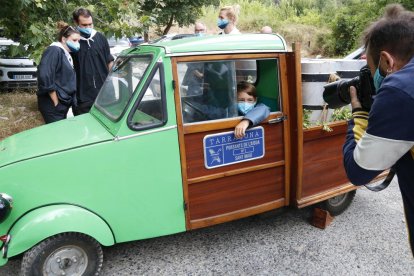 Un nen dalt del biscúter que enguany han fet servir els Portants de l'Aigua de Sant Magí.