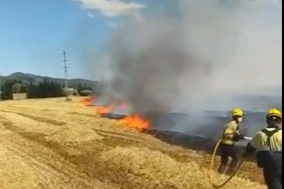 Un de bombers treballant en l'extinció del foc