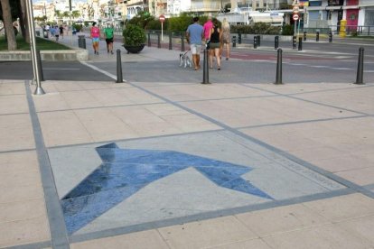 Imagen del mosaico instalado en el paseo marítimo de Cambrils.