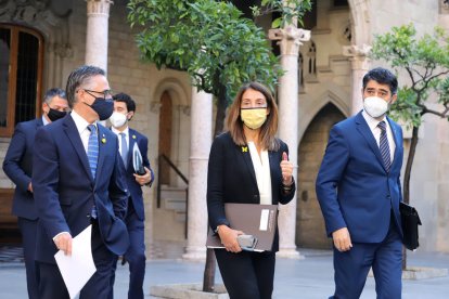 La portaveu del Govern, Meritxell Budó, amb els consellers Ramon Tremosa i Jordi Puigneró, abans de la reunió del Consell Executiu a Palau.