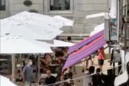 Moment de la discussió a la plaça de la Font.