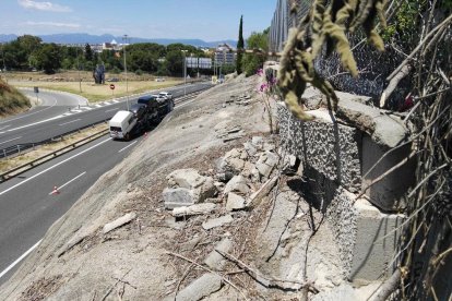 Pedres que poden caure sobre la calçada de l'autovia.