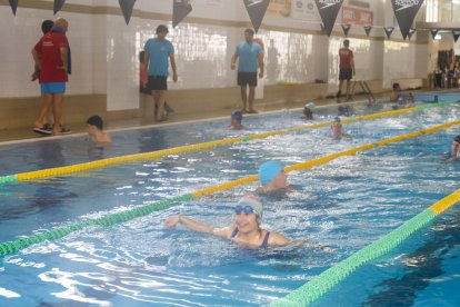 Els assistents van gaudir de la natació per relleus, d'un minipartit de waterpolo i també van iniciar-se a la natació sincronitzada.