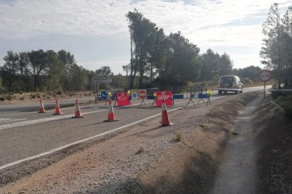 Acceso a l'Hospitalet en el cruce de la Vía Augusta, cortado.