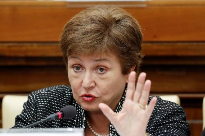 Primer pla de la directora gerent de l'FMI, Kristalina Georgieva, durant una conferència.