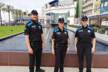 Tres agentes de la Policia Portuària con el nuevo uniforme.