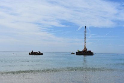 Imatge d'arxiu del bloc, a la platja de Torredembarra, quan es va desmuntar l'escultura 'Alfa i Omega'.