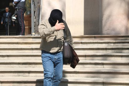 Joaquim Benítez, exprofesor de Maristas acusado de abusos sexuales, saliendo de la Audiencia de Barcelona