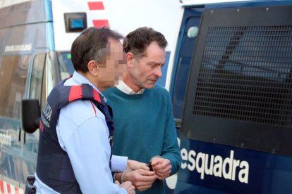 El militante de Vox en Lleida, José Antonio Ortiz Cambray, saliendo a la oficina del Equipo de Atención a la Víctima del delito (EATAV), en Lleida, y entrante en el coche de los Mossos.