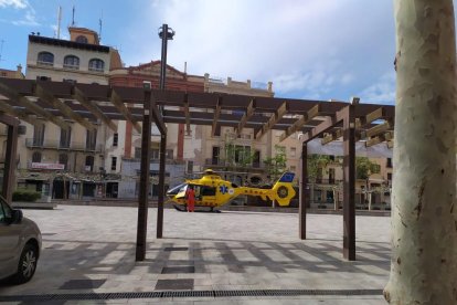 El helicóptero ha derribado en la plaza El Pati de Valls.