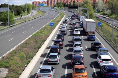 Miembros de la policía municipal de Madrid realizan un control de tráfico este miércoles.