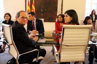 Quim Torra i Marta Vilalta en primer terme durant la taula de diàleg.