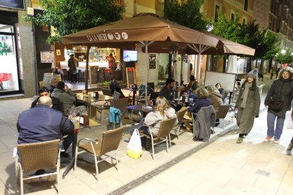 Imatge d'arxiu d'una de les terrasses de bar que hi ha al carrer August.