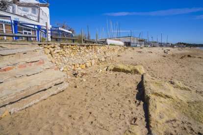 Restes de la base de la pedrera en l'espai de la platja Llarga conegut com la Porrassa.