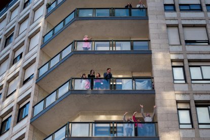 Una imatge d'arxiu de persones als balcons.