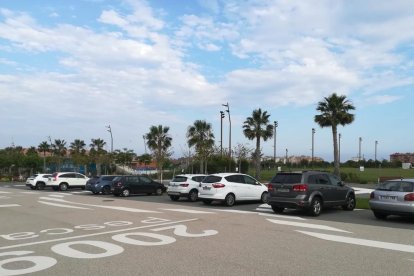 Los coches aparcan aunque ninguna señalización lo permita.