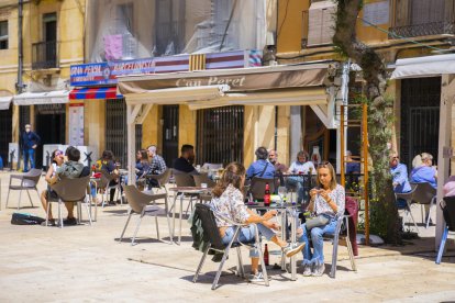 Imatge d'arxiu d'una terrassa a la plaça de la Font de Tarragona.