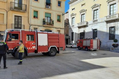 Dues dotacions de Bombers a la plaça de la Font.