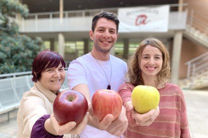 El doctorand de la URV Andrée Sandoval, al centre, amb les investigadores Rosa Solà (esquerra) i Úrsula Catalán, que són les supervisores de la seva tesi