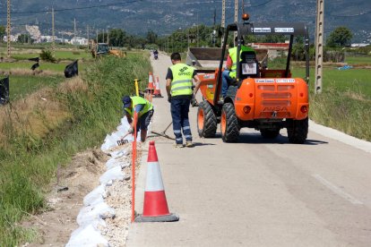 Imagen de archivo de operarios trabajando en el arreglo de la carretera del Pueblo Nuevo.