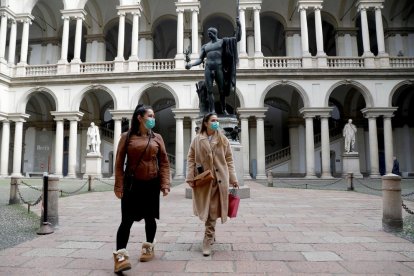 Dues turistes amb mascaretes mentre visiten el claustre del Palazzo di Brera de Milà, on ja s'han confirmat diversos infectats.