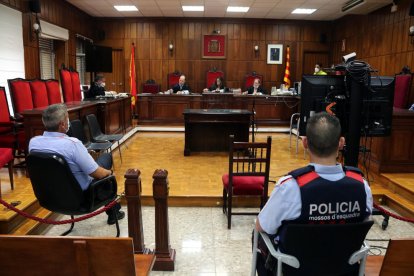 Sala de vistas de la Audiencia de Tarragona donde se hace el juicio, con el acusado sentado fuera de la imagen por indicación del tribunal.