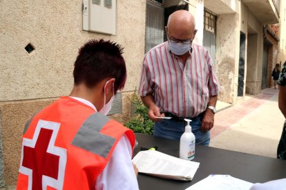 Un veí de Benifallet identificant-se davant un efectiu de la Creu Roja per tal de fer-se una PCR.