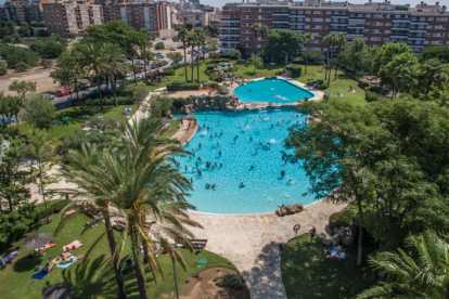 Imagen aérea de las piscinas municipales del parque de los Capellans de Reus.